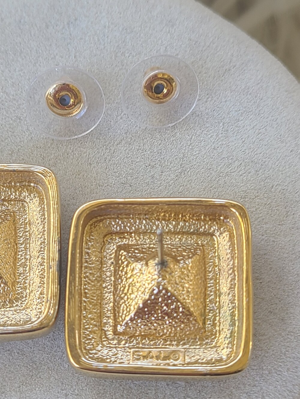SAL By Swarovski Gold Toned Square Stud Earrings- Good Vintage Condition - Picture 6 of 8